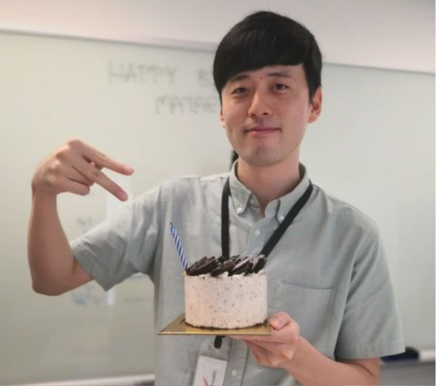  ​Surprised by his colleagues on his birthday, Dr Matae Ahn celebrates his special day in the lab