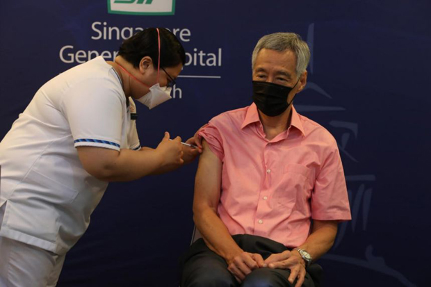  ​Prime Minister Lee Hsien Loong receiving his Covid-19 booster jab at the Singapore General Hospital on Sept 17, 2021.PHOTO MINISTRY OF COMMUNICATIONS AND INFORMATION