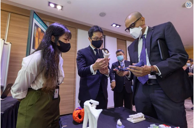  ​Senior Minister of State for Health Janil Puthucheary (right) looking at a 3D-printed educational aid at SGH's 3D printing centre. PHOTO LIANHE ZAOBAO