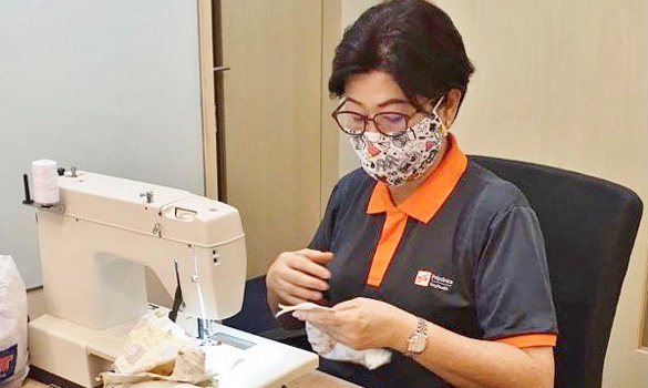  ​Tan Siam King siewing masks for charity. PHOTOS SINGHEALTH POLYCLINICS
